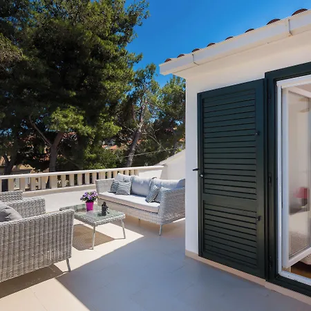 Dom wakacyjny Impeccable 3-bed House In Supetar *