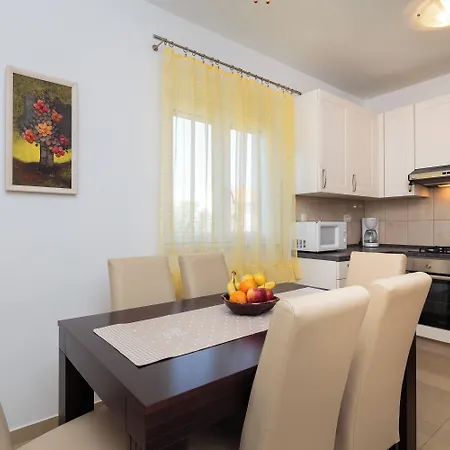 Dom wakacyjny Impeccable 3-bed House In Supetar Mirce