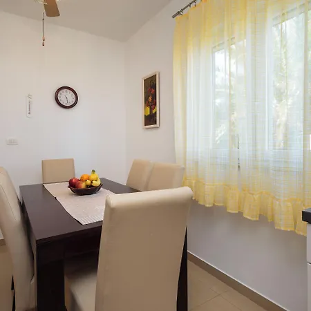Impeccable 3-bed House In Supetar Dom wakacyjny Mirce