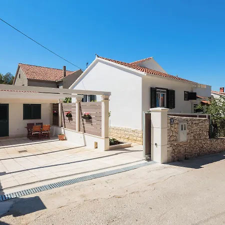 Dom wakacyjny Impeccable 3-bed House In Supetar *
