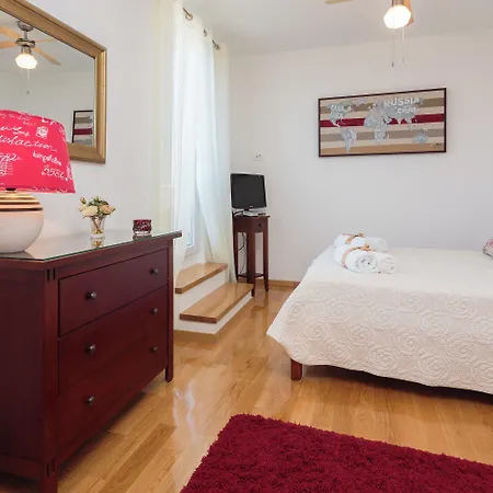 Dom wakacyjny Impeccable 3-bed House In Supetar