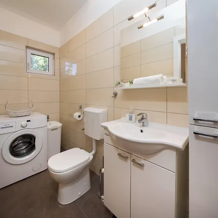 Impeccable 3-bed House In Supetar Dom wakacyjny Mirce